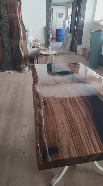 El Yapımı Doğal Ceviz & Şeffaf Füme Epoksi Yemek Masası